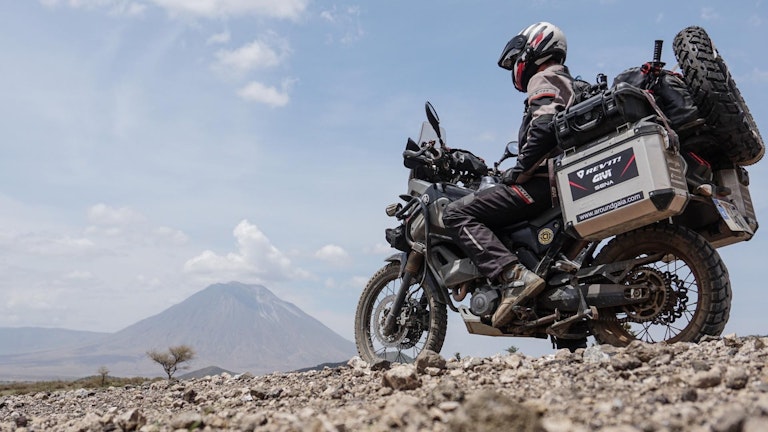 Viaggiare in moto. moto nel deserto