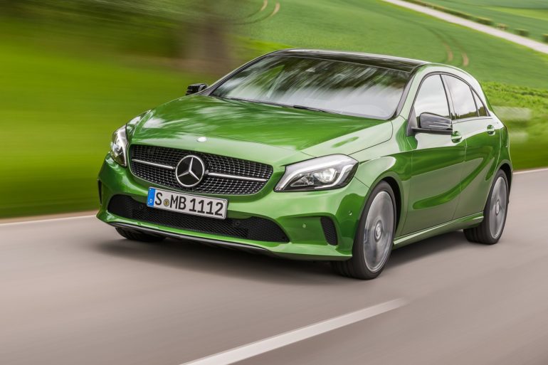 Mercedes-Benz A 250 Sport (AMG Line), polarsilber, Interieur Leder schwarz / RED CUT