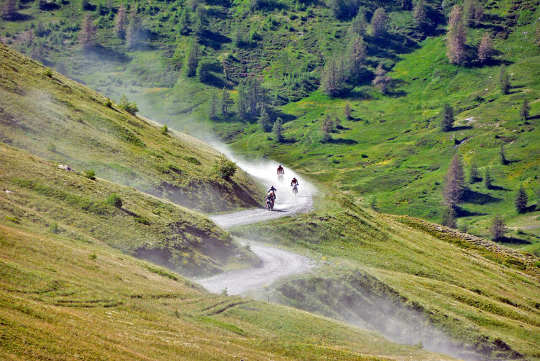 In moto oltre le nuvole