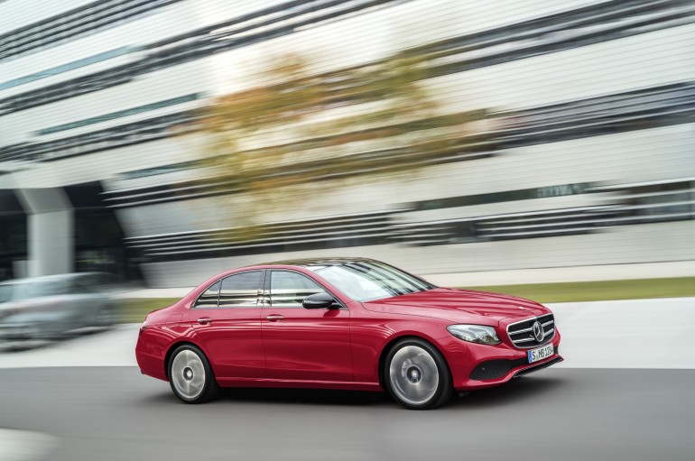E 220 d, AVANTGARDE, Night Paket, hyazinthrot, schwarz/macciato E 220 d, AVANTGARDE, Night Package, Hyazinth red, black/macciato Kraftstoffverbrauch kombiniert: 4,3-3,9 l/100 km; CO₂-Emissionen kombiniert: 112-102 g/km. Fuel consumption combined: 4.3-3.9 l /100 km; combined CO₂ emissions: 112-102 g/km.