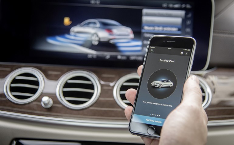 Um Parkvorgänge zu erleichtern, bietet die Mercedes-Benz E-Klasse als Sonderausstattung drei Varianten von Park-Assistenten: den Park-Pilot - optional mit 360° Kamera - sowie den neuen Remote Park-Pilot. To make parking easier, the Mercedes-Benz E-Class is optionally available with three variants of Parking Assist: Parking Pilot - optionally with 360o camera - as well as the new Remote Parking Pilot.