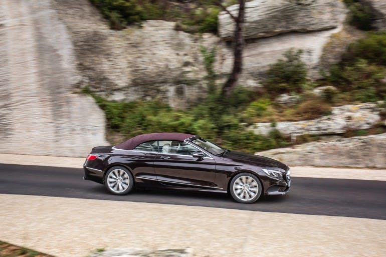 Das neue S-Class Cabriolet und der neue SLC, Côte d'Azur 2016, Mercedes Benz S 500 Cabriolet, rubinschwarz-mettalic, Leder: designo beige <> The new S-Class Cabriolet and the new SLC, Côte d’Azur 2016, Mercedes Benz S 500 Cabriolet, ruby black, Leather: designo Exclusive nappa porcelain / espresso brown Kraftstoffverbrauch kombiniert: 8,5 (l/100 km), CO2-Emissionen kombiniert: 199 (g/km) Fuel consumption, combined: 8.5 (l/100 km), CO2 emissions, combined: 199 (g/km)” />La tentazione di aprire la capote e passare in modalità Sport è irresistibile non appena abbandonata la superstrada Firenze-Pisa-Livorno a favore di strade collinari ricche di curve e povere di traffico. Nonostante il peso in ordine di marcia superiore alle 2 tonnellate (2.115 kg) la S Cabrio appare piuttosto maneggevole, pronta nella risposta allo sterzo e al gas: offre, in sintesi, una dimensione di sportività parzialmente inattesa e molto gradevole, senza mai rinunciare all’incredibile comfort che è la sua principale nota caratteristica. Comfort che a capote aperta significa turbolenza limitatissima, silenziosità, piacere massimo e disagio minimo (o nullo…). Le varie assistenze elettroniche rendono la guida se possibile ancora meno impegnativa, sopperendo alle eventuali distrazioni del pilota con una serie di segnali acustici e di vere e proprie azioni, queste ultime tali da richiedere un minimo di abitudine.</p><p> </p></div></div></div></div><div class=