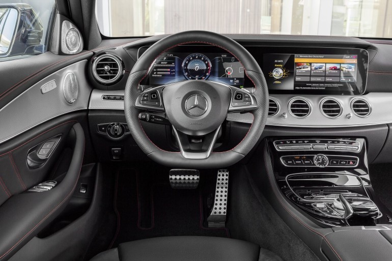 Mercedes-AMG E 43 4MATIC (W 213) 2016; Exterieur: Obsidianschwarz; Interieur: Leder Schwarz Kraftstoffverbrauch kombiniert (l/100 km): 8,3 CO2-Emissionen kombiniert (g/km): 189 exterior: obsidian black; interior: leather black; Fuel consumption, combined (l/100 km): 8.3 CO2 emissions, combined (g/km): 189