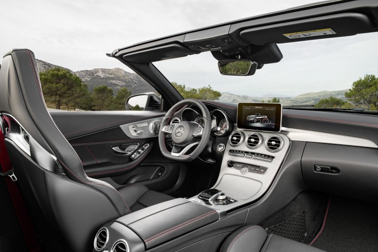 C 43 4MATIC Cabriolet; Exterieur: Obsidianschwarz; Interieur: Leder schwarz, Kraftstoffverbrauch (l/100 km) innerorts/außerorts/kombiniert: 11,0/6,7/8,3 CO2-Emissionen kombiniert: 190 g/km Exterior: obsidian black; interior: leather black, Fuel consumption (l/100 km) urban/ex urban/combined: 11.0/6.7/8.3 combined CO2 emissions: 190 g/km