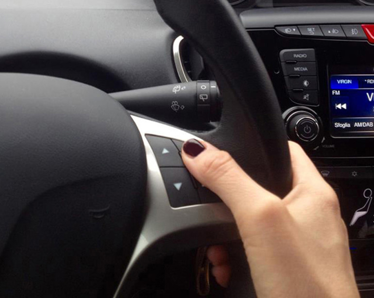 Ypsilon comandi volante