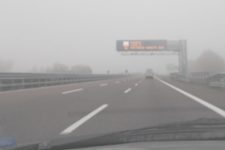 Guidare con la Nebbia autostrada