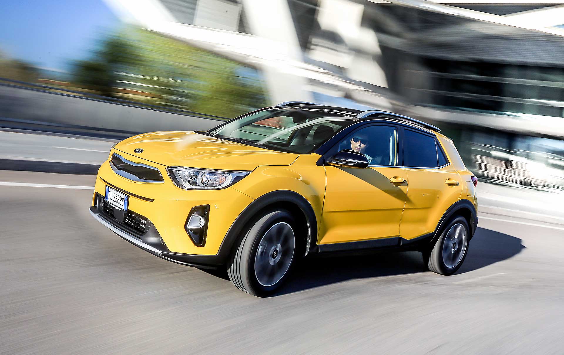 Kia Stonic gialla movimento frontale, migliori auto GPL