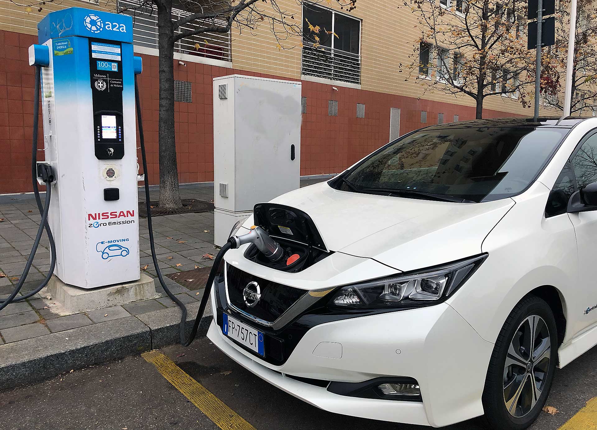 Nissan Leaf color bianco in ricarica 