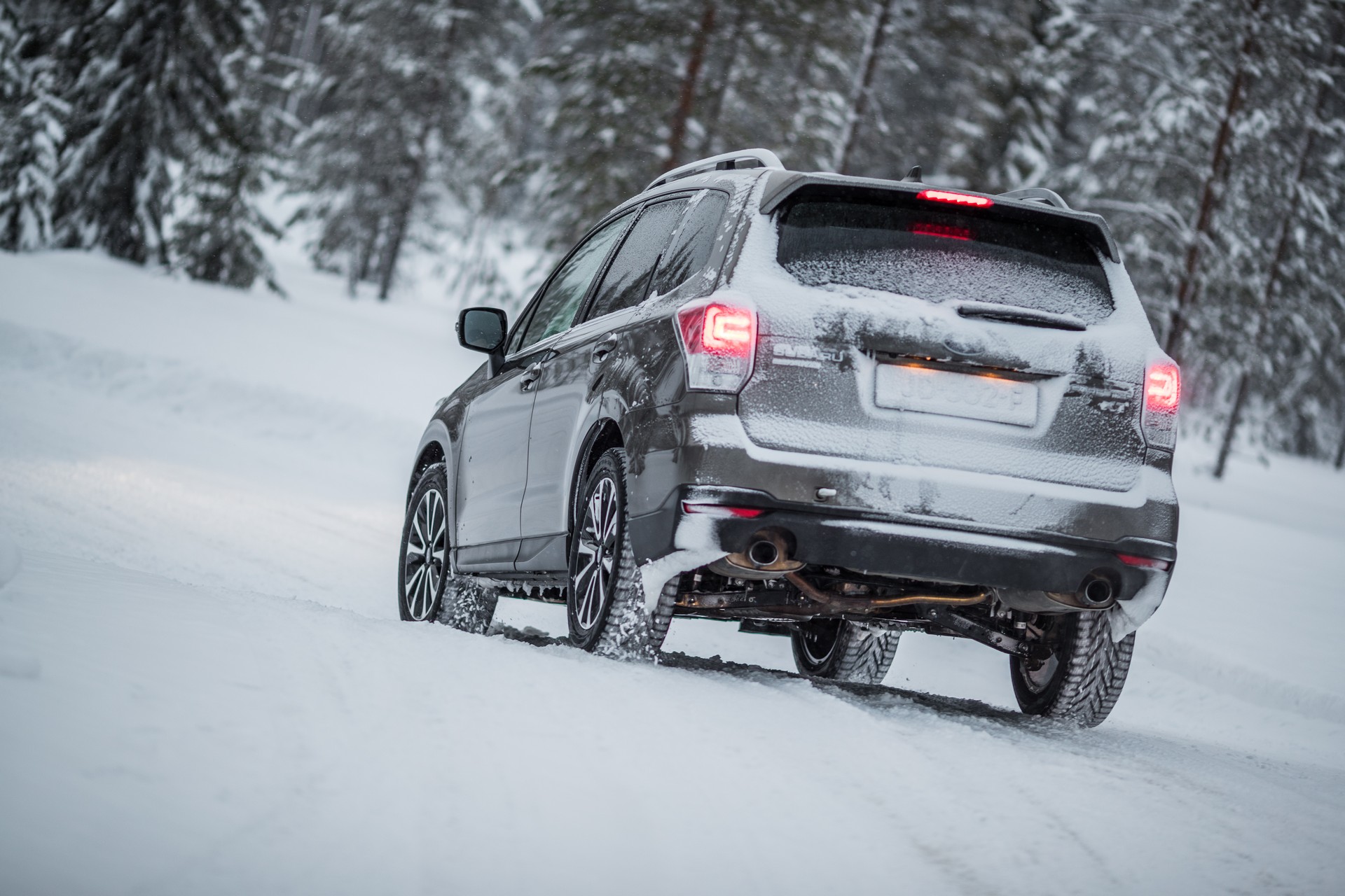 Subaru Forester color grigio vista da dietro su neve