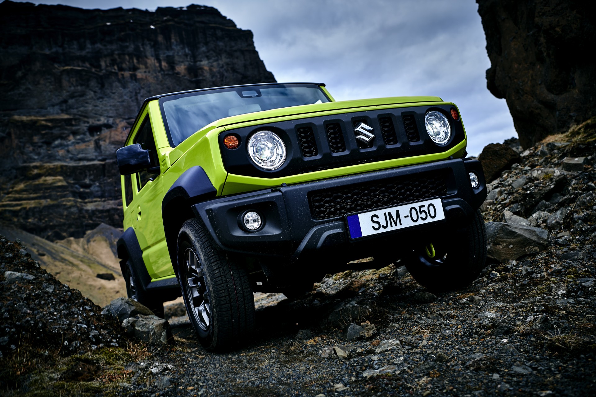 Suzuki Jimny color verde vista frontale su sterrato