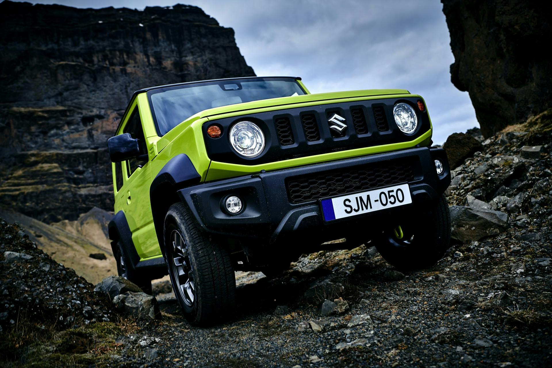 Suzuki Jimny color verde vista frontale su sterrato