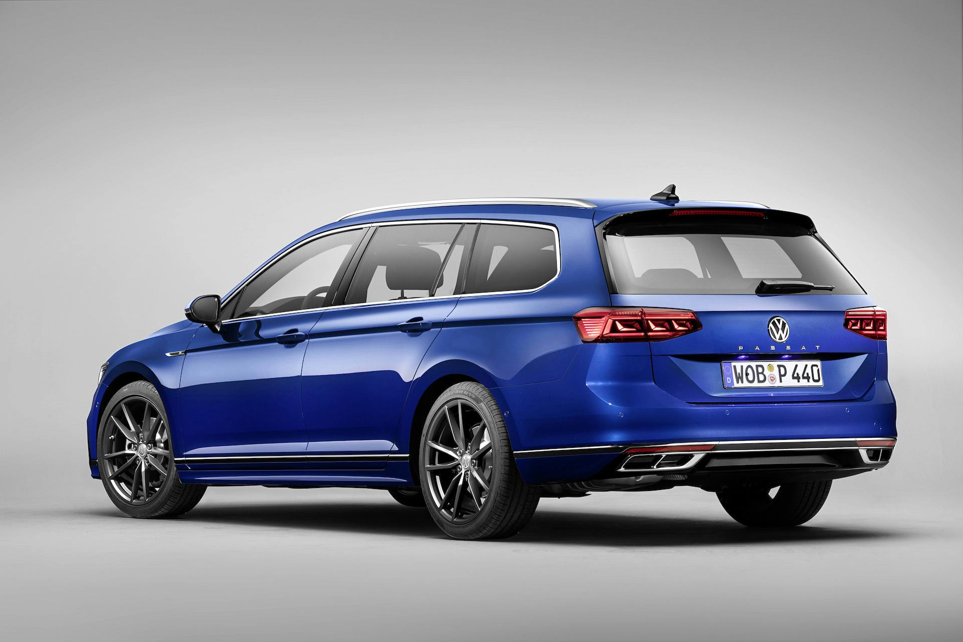 Volkswagen Passat 2019 blu 3/4 posteriore