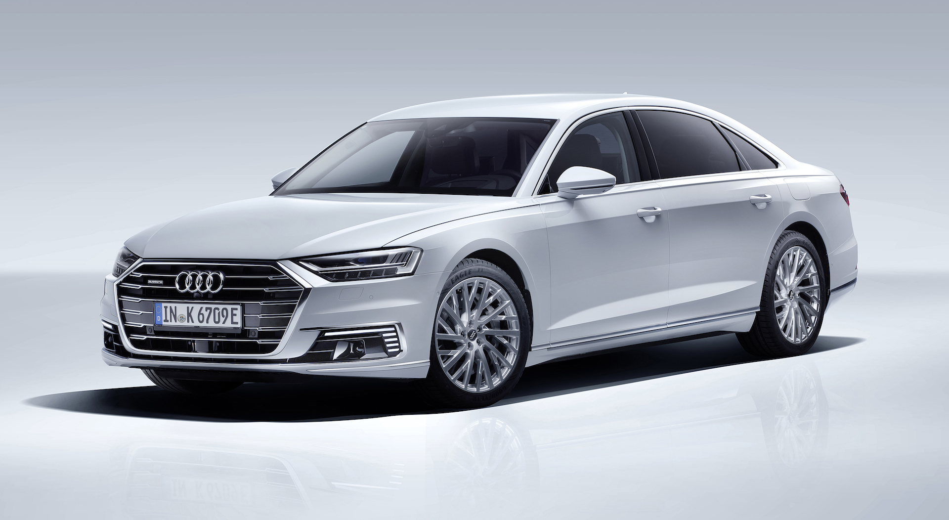 Audi A8 L plug-in hybrid 2019 bianco