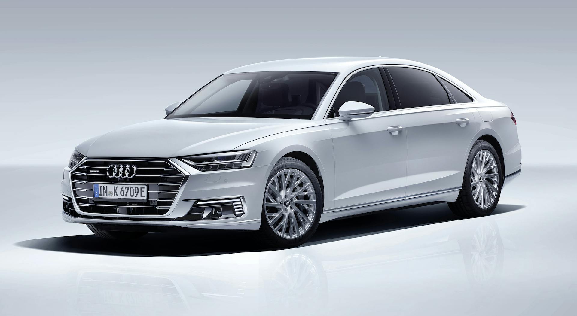 Audi A8 L plug-in hybrid 2019 bianco