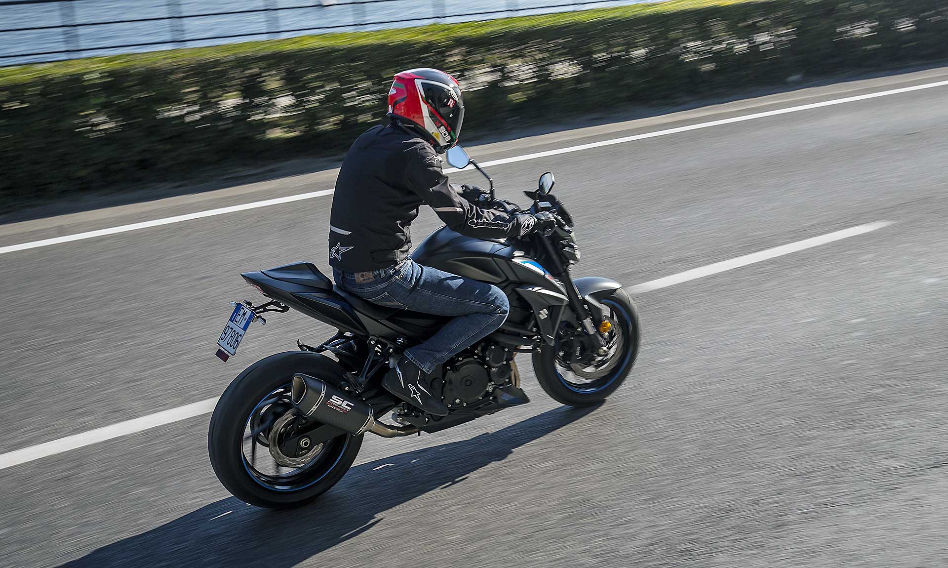 SUZUKI GSX-S 750 Yugen moto nera su strada vista laterale