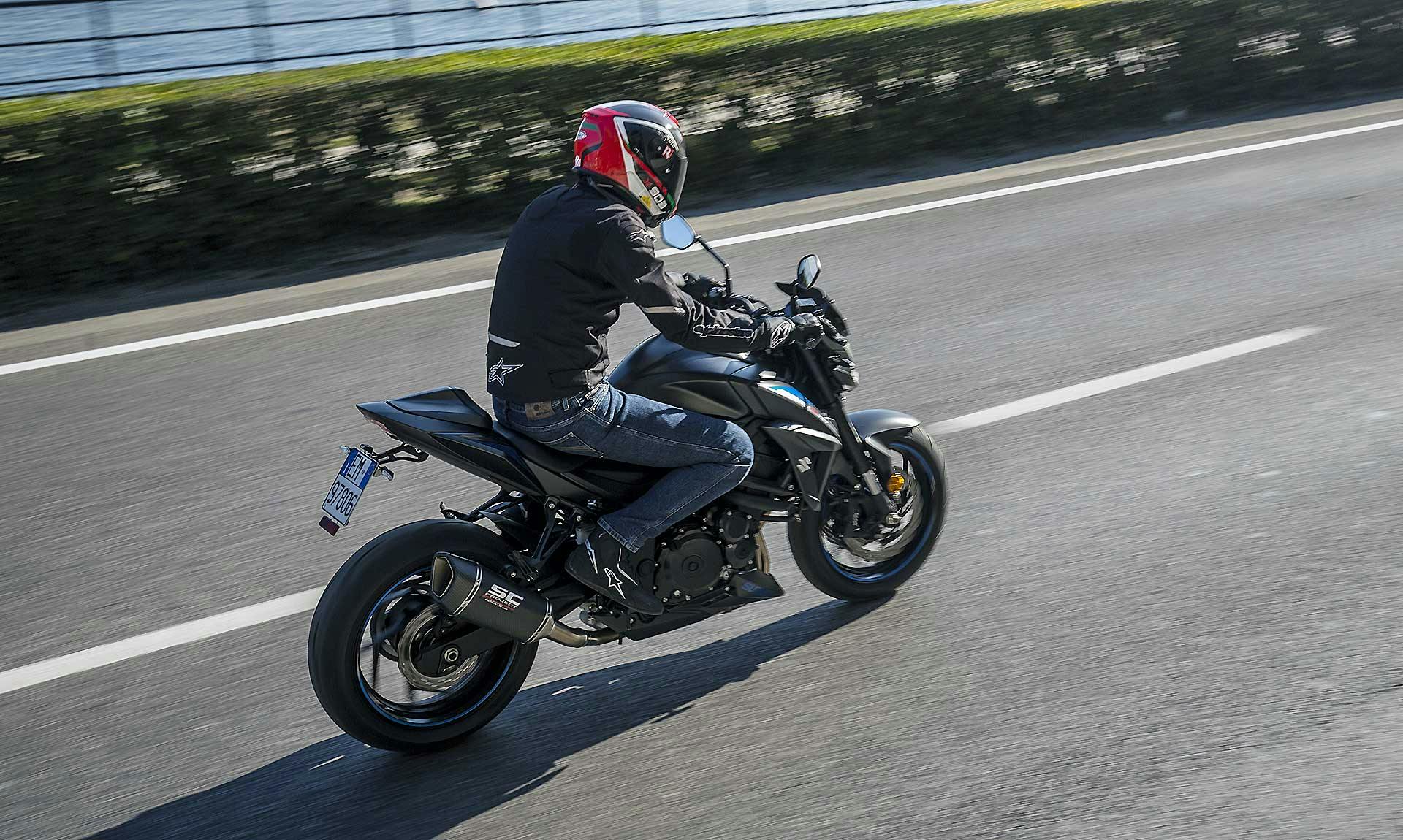 SUZUKI GSX-S 750 Yugen moto nera su strada vista laterale