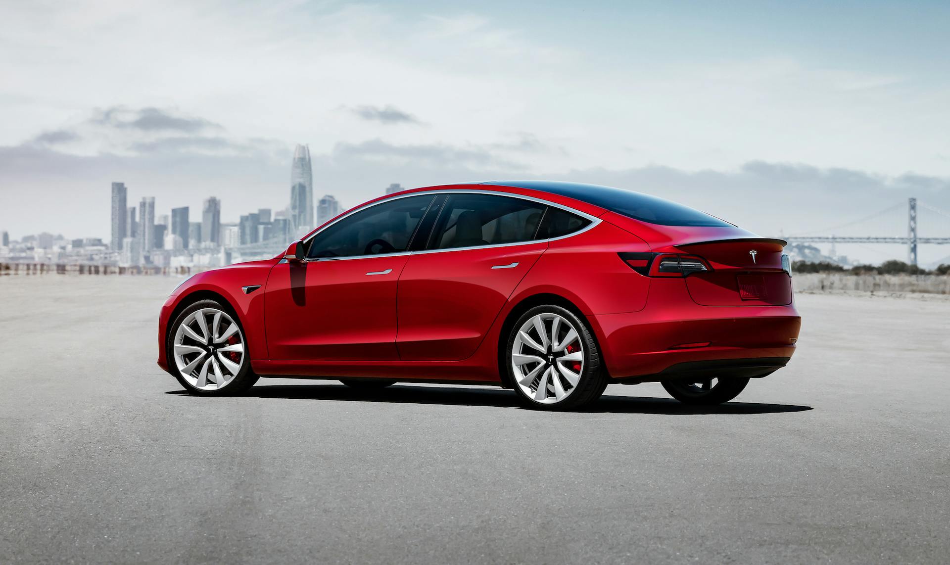 Tesla model 3 auto rossa laterale