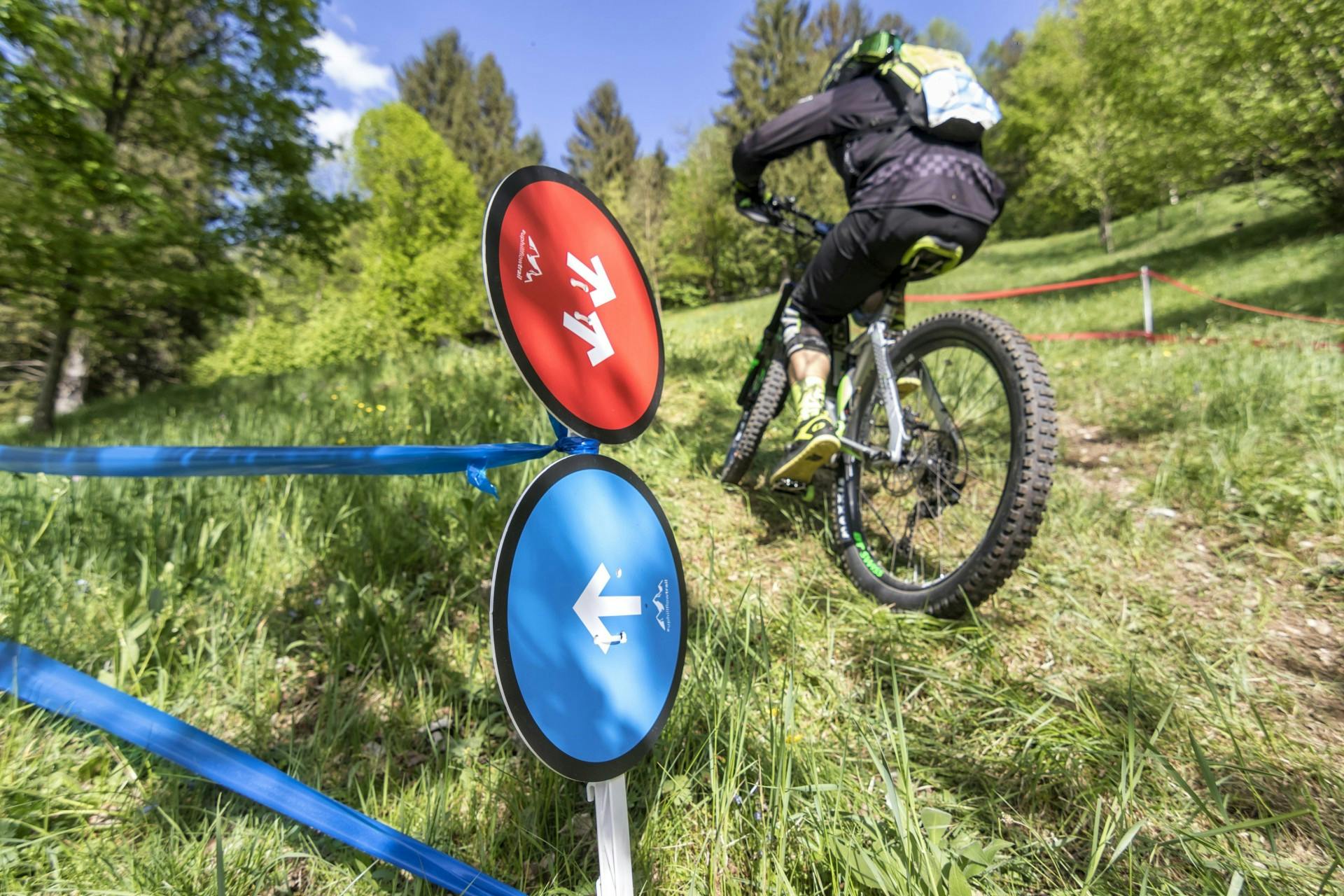 bosch eMtb challenge biker in salita ripida su un prato