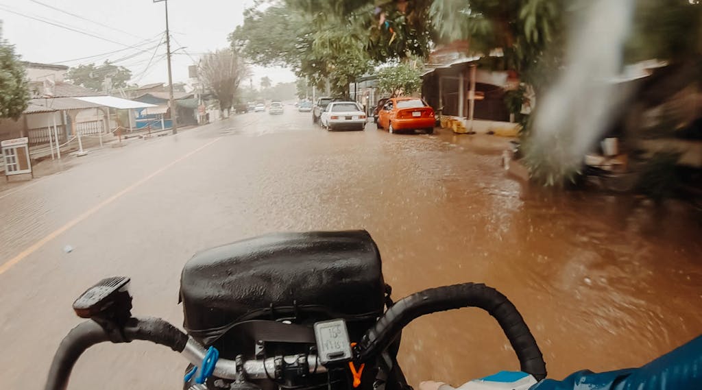 Pedalare in piena alluvione tra salite e strade allagate