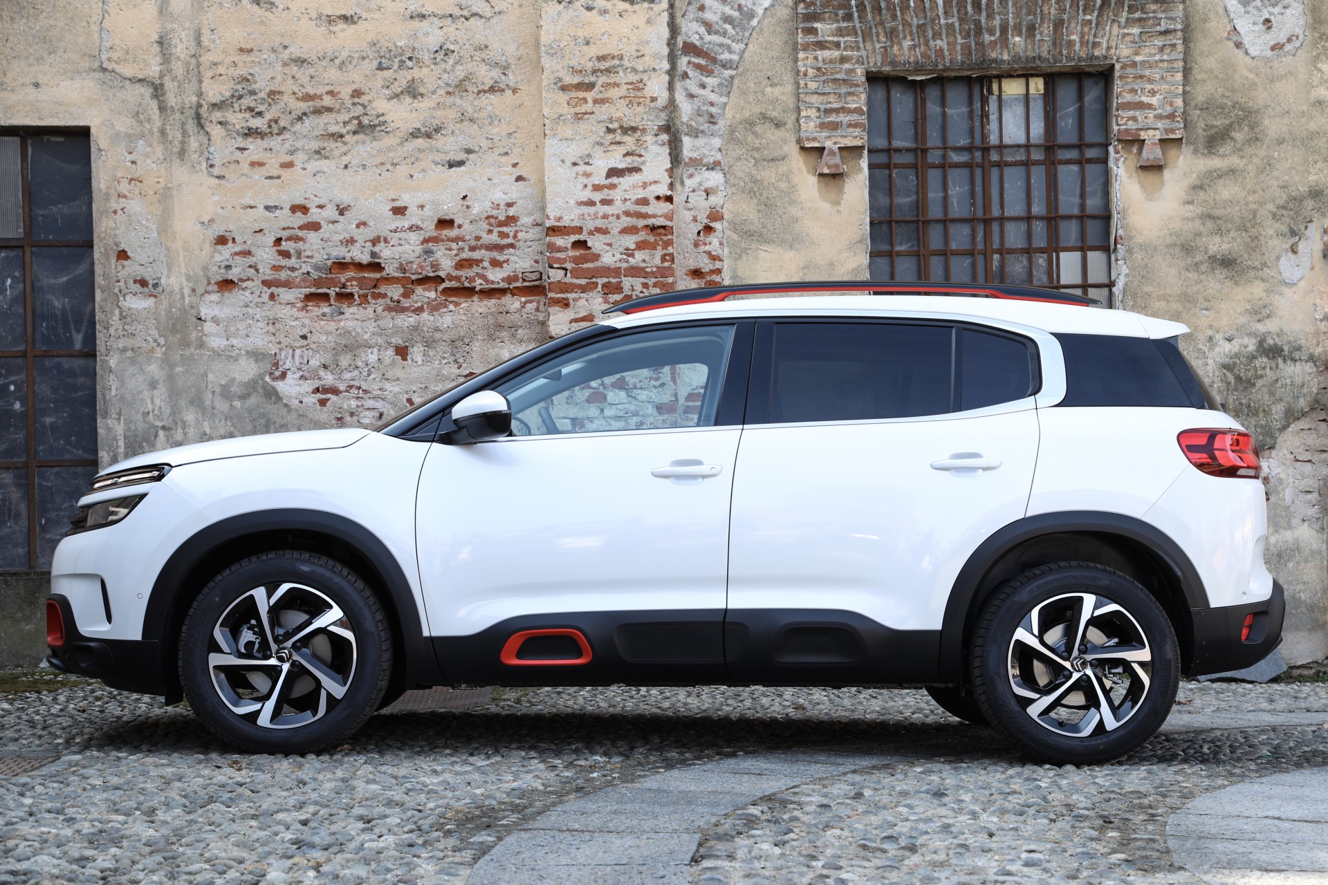 Citroen C5 Aircross 2019 auto bianca vista laterale