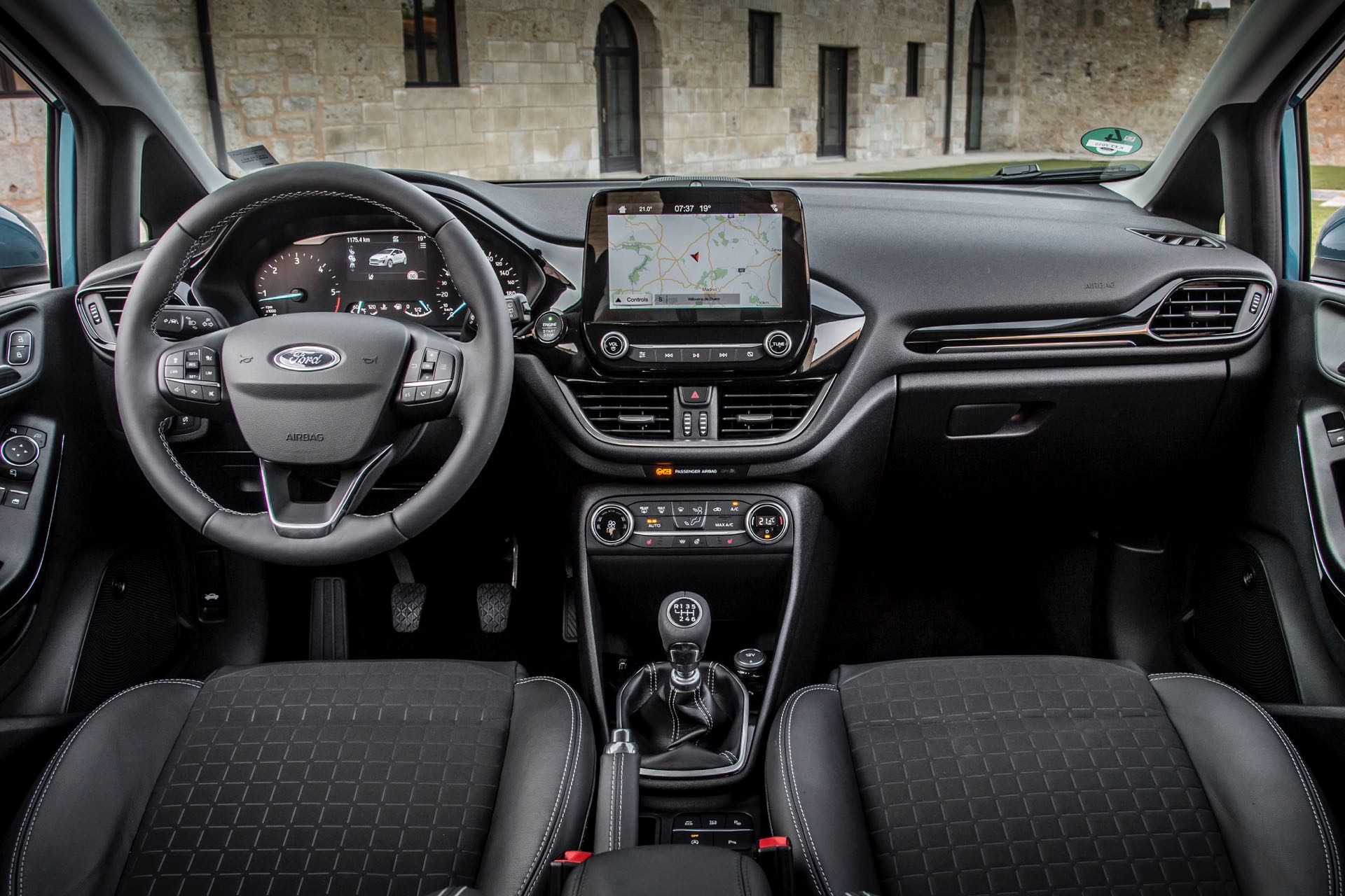 Volante e cruscotto della Ford Fiesta Titanium