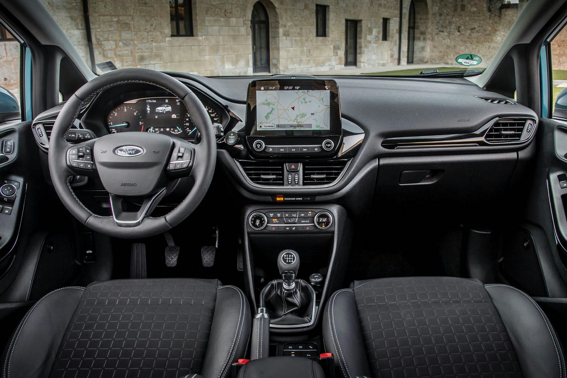 Volante e cruscotto della Ford Fiesta Titanium