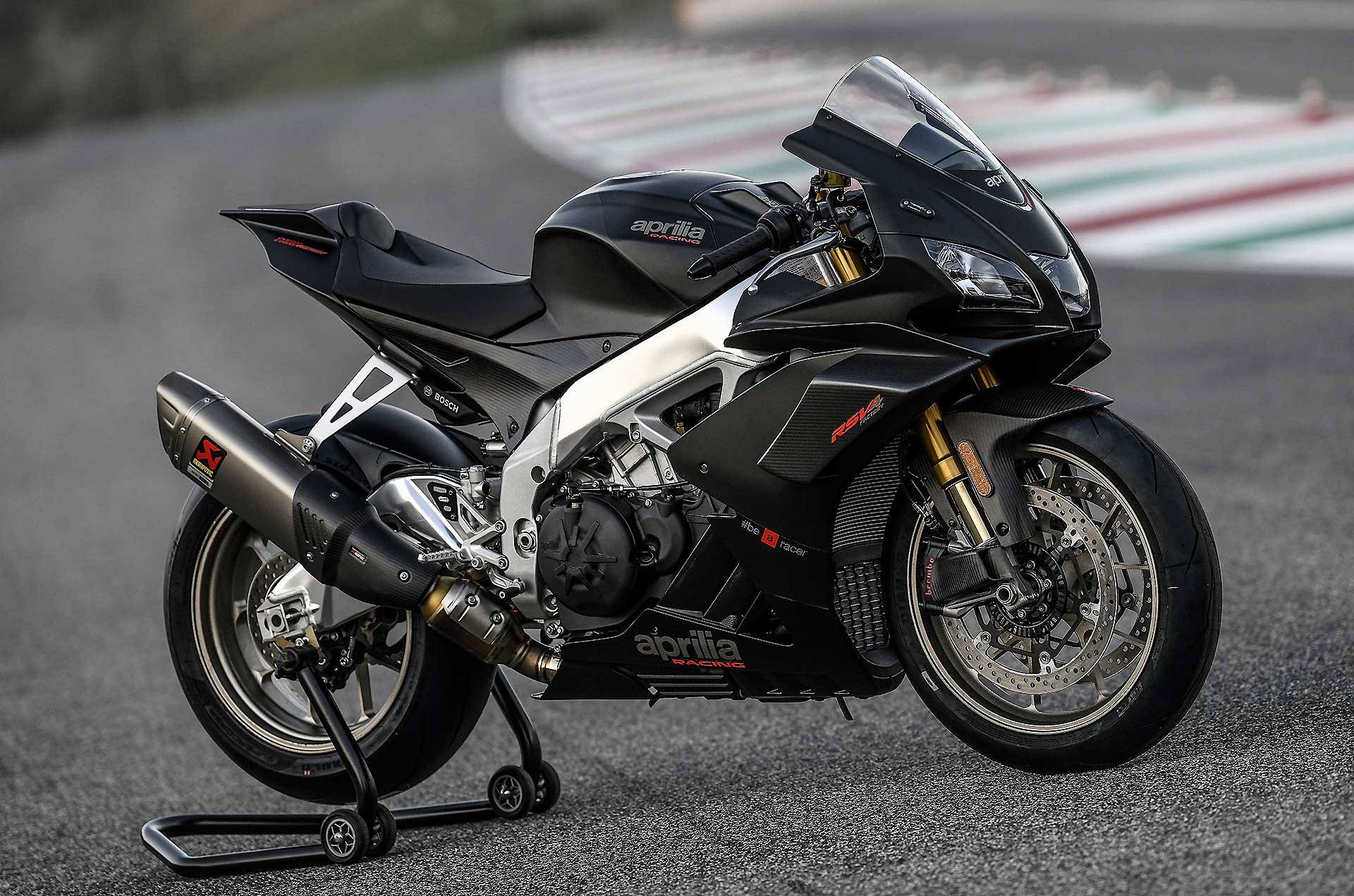 Aprilia RSV4 1100 Factory moto nera vista laterale statica pista