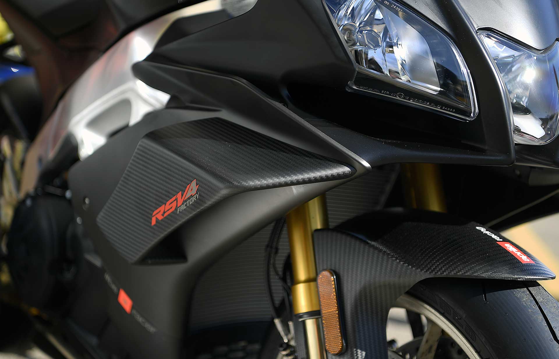 Aprilia RSV4 1100 Factory moto fari forcelle