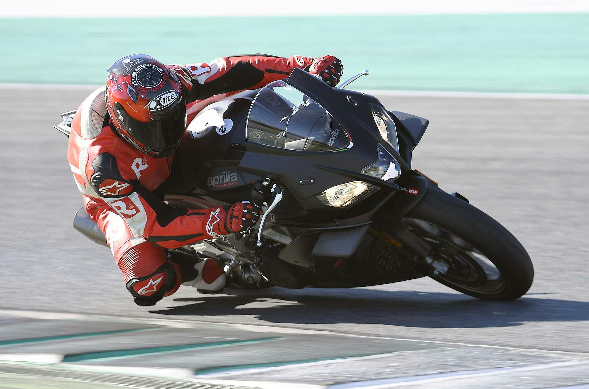 Aprilia RSV4 1100 Factory moto piega curva pista vista 3/4