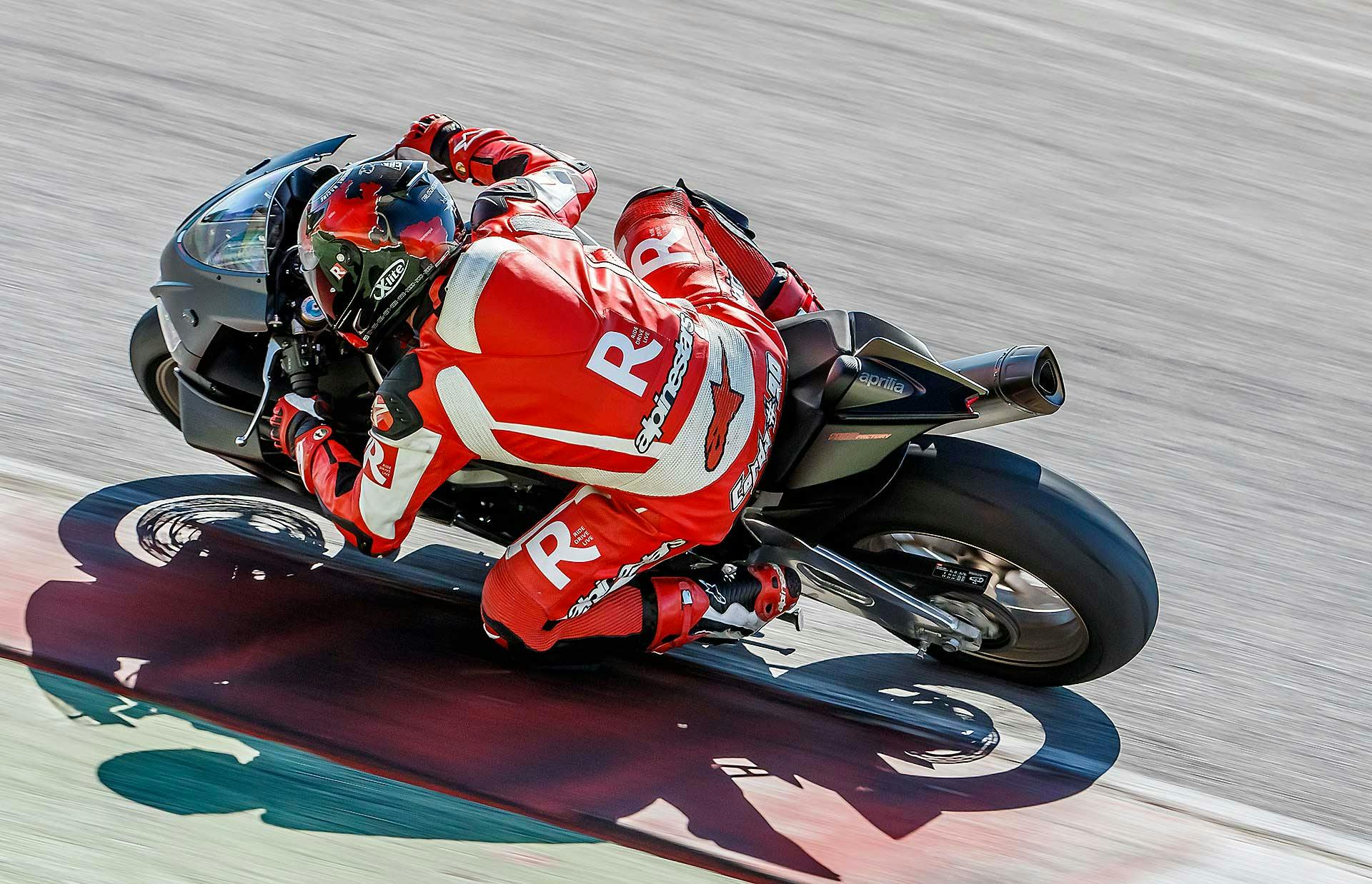 Aprilia RSV4 1100 Factory moto piega curva pista