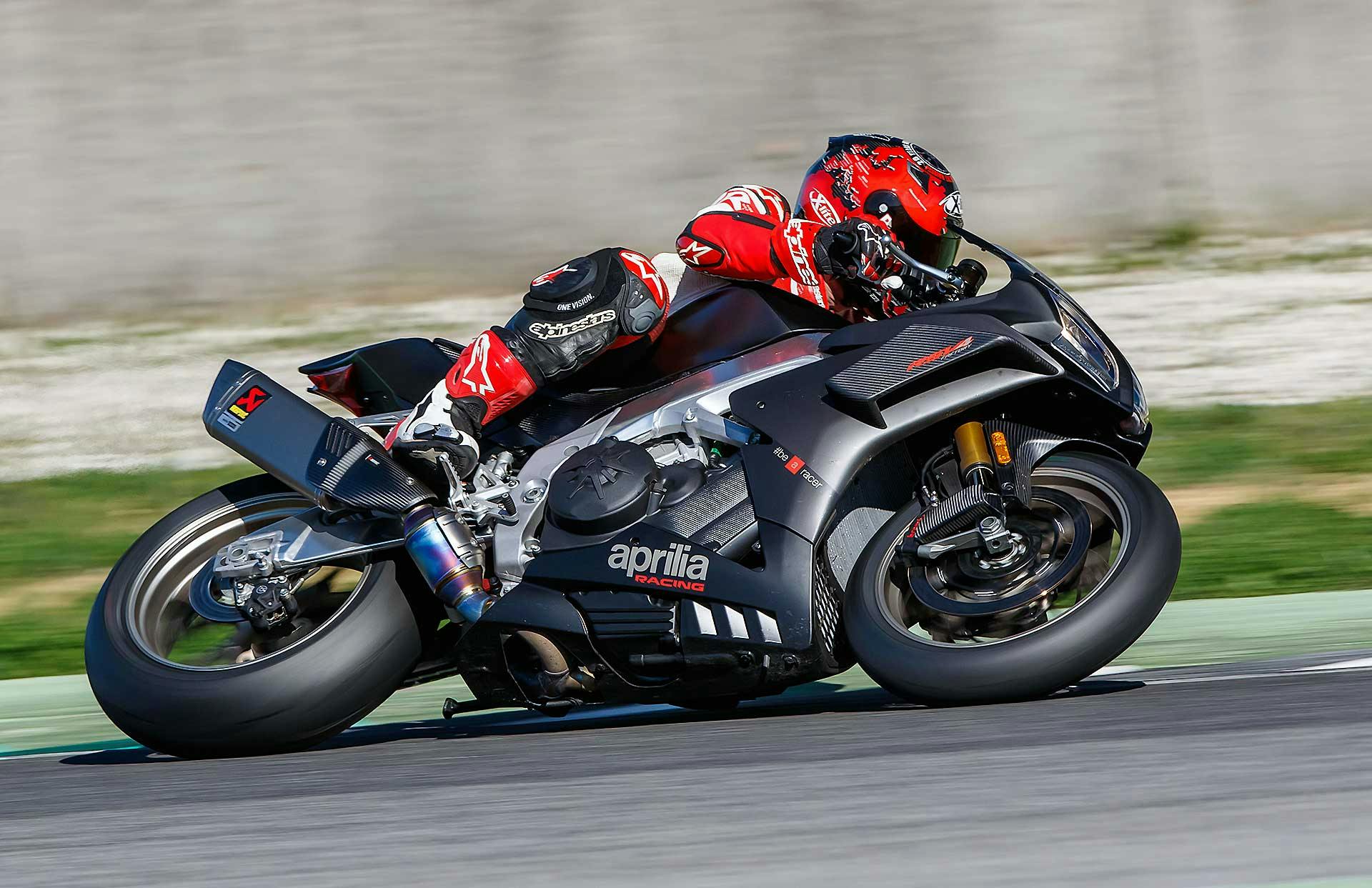 Aprilia RSV4 1100 Factory moto piega curva pista laterale