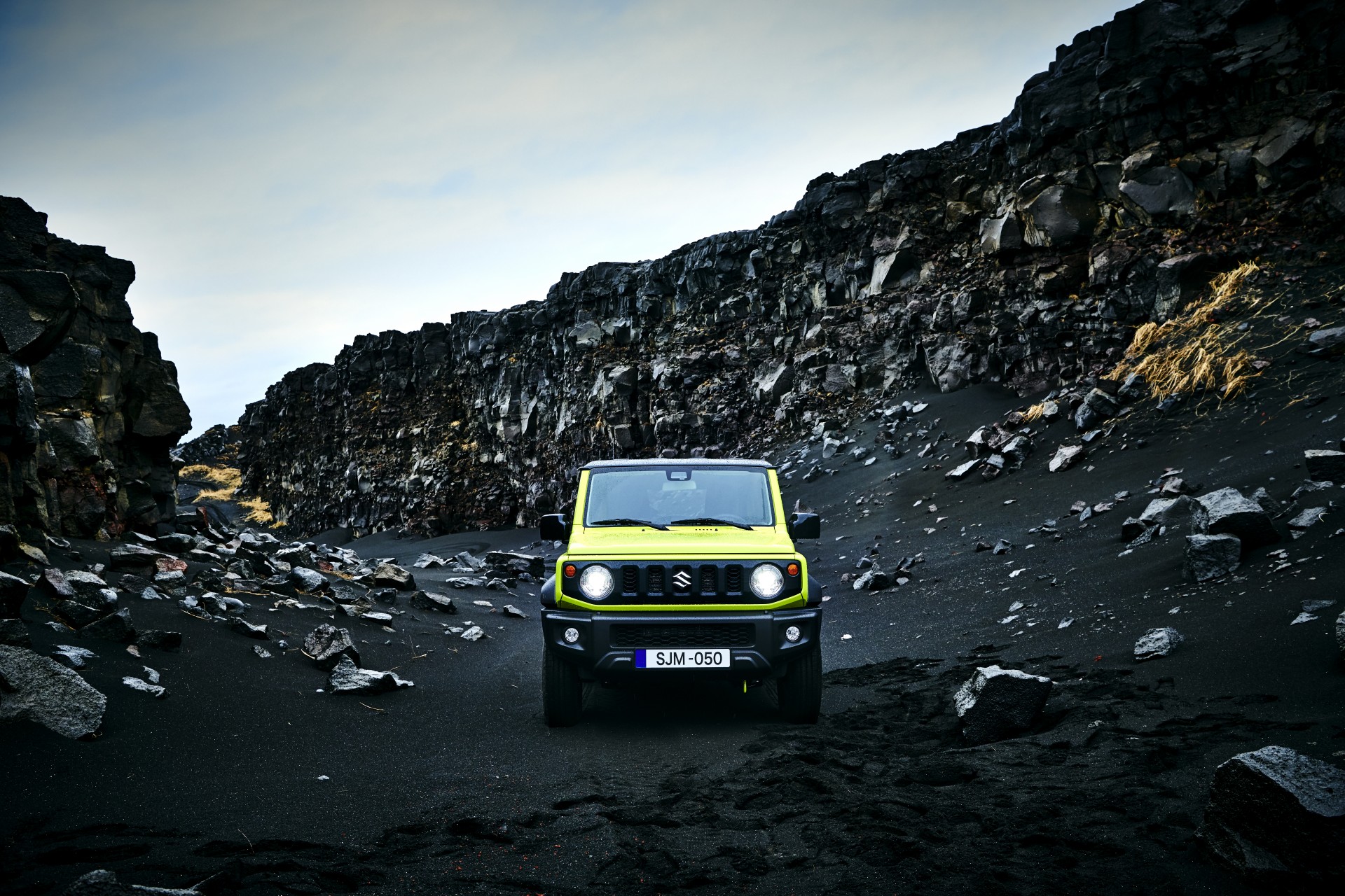 Suzuki Jimny 2019 giallo su strada di lava