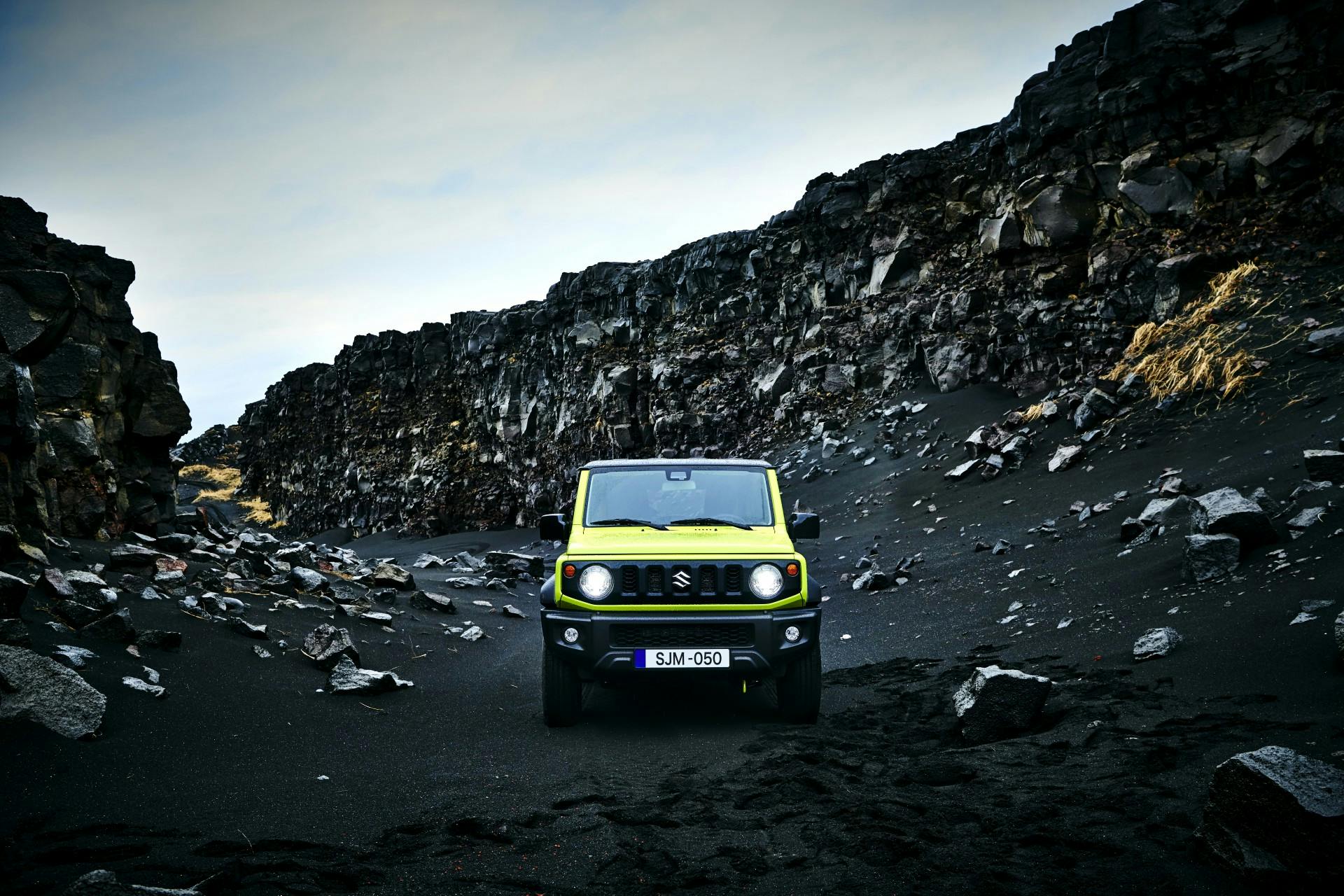 Suzuki Jimny 2019 giallo su strada di lava