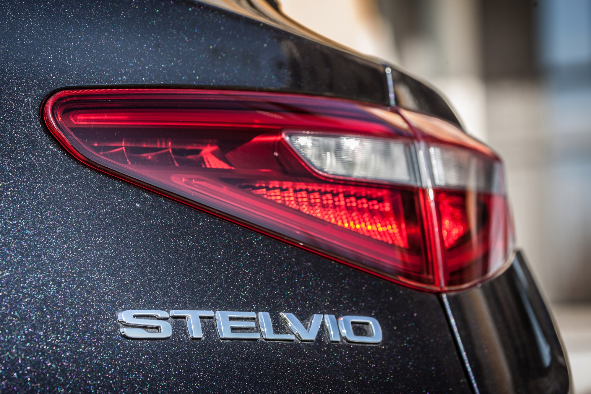Alfa Romeo Stelvio dettaglio logo e faro posteriore destro