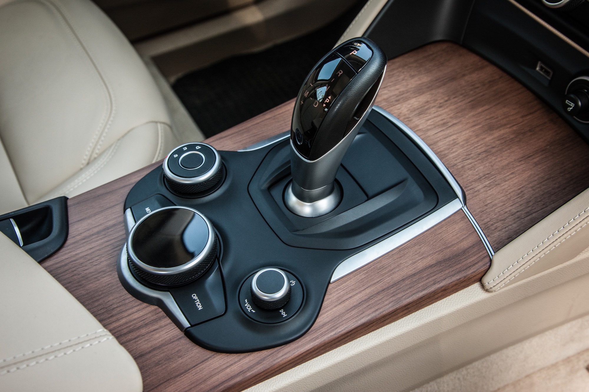 Alfa Romeo Stelvio dettaglio cambio