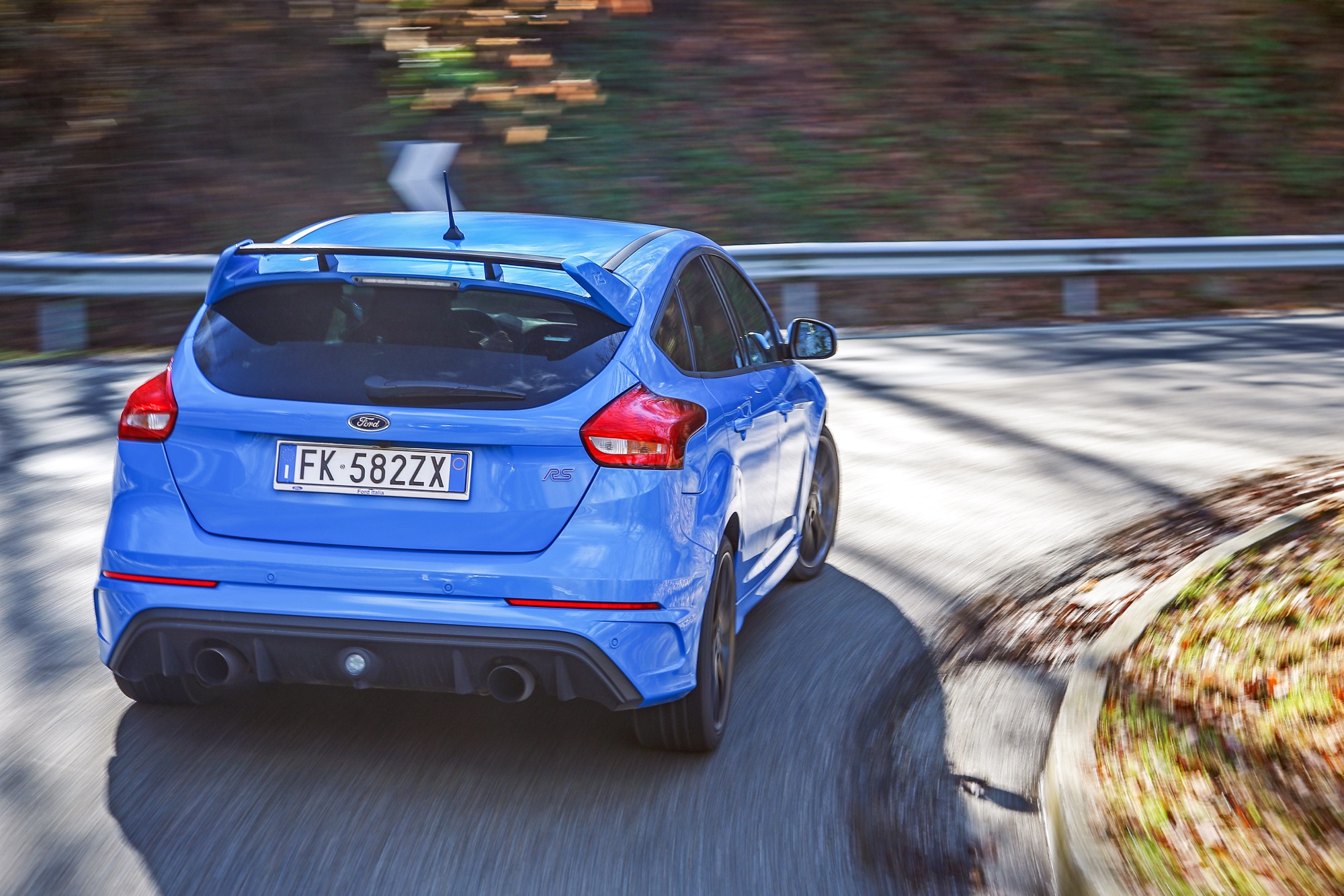 Vista posteriore della Ford Focus RS 2016: spiccano lo spoiler e il doppio scarico 