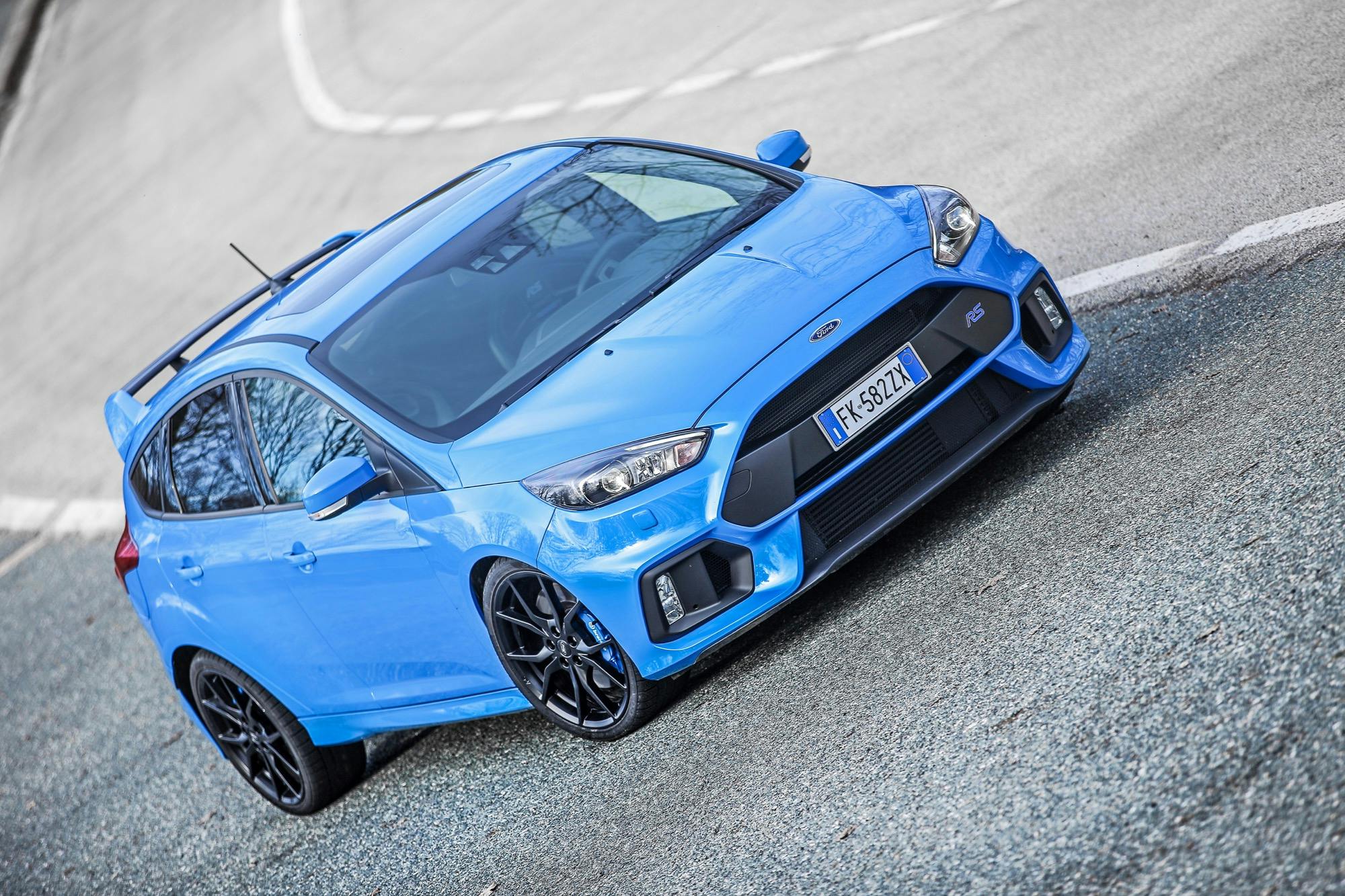 Ford Focus RS azzurro pronta ad aggredire un percorso tutto curve