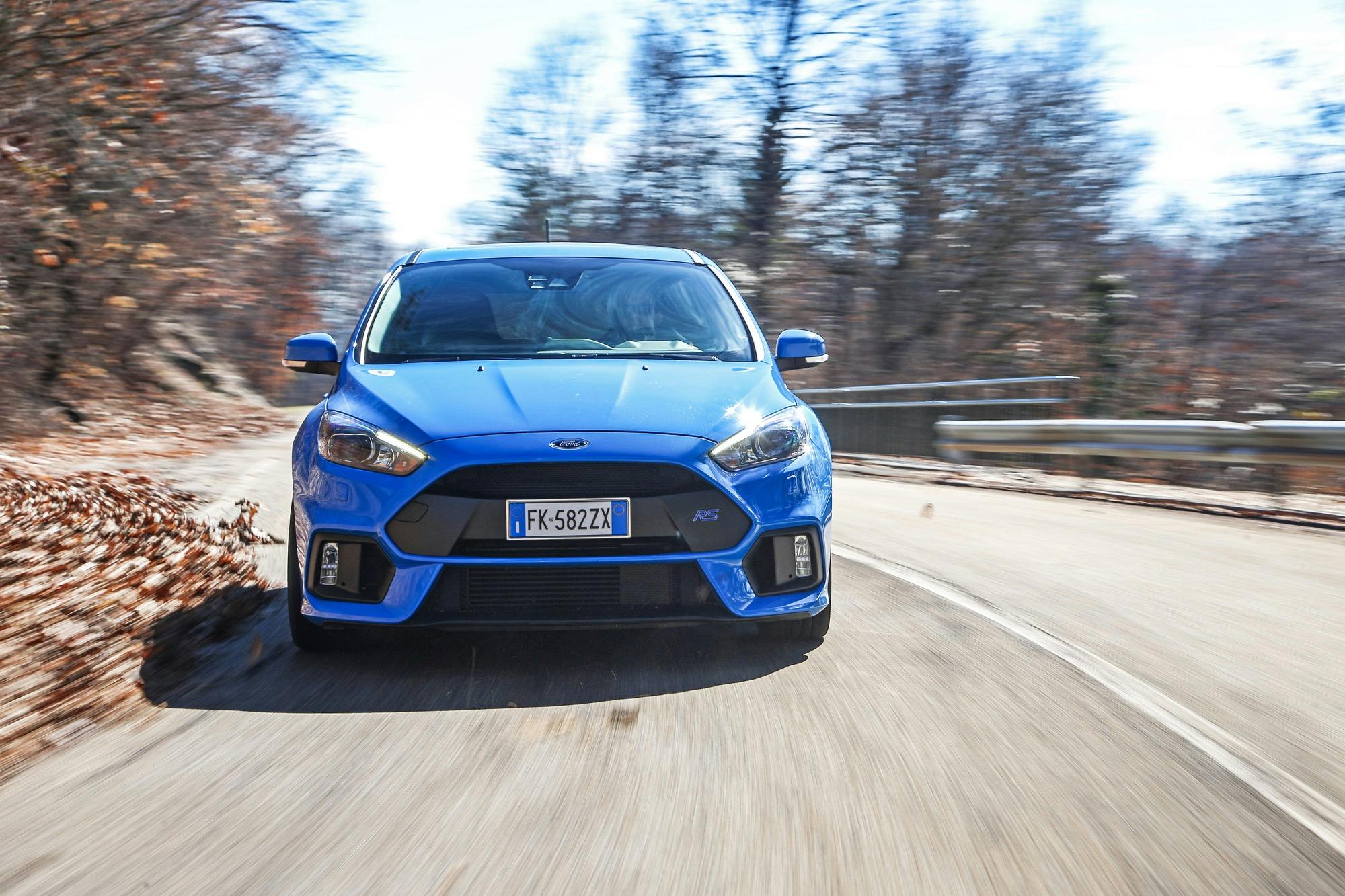 Il cattivissimo frontale della Ford Focus RS 2016 impegnata in curva ad elevata velocità di percorrenza