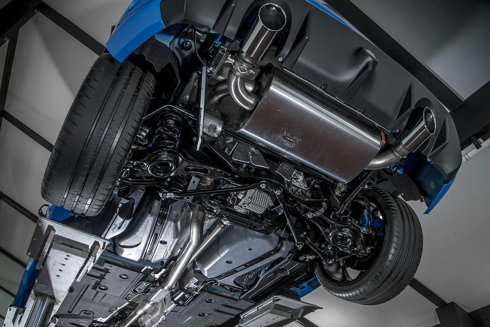 Vista sotto la scocca della Ford Focus RS 2016: in evidenza scarico e Twinster al posteriore