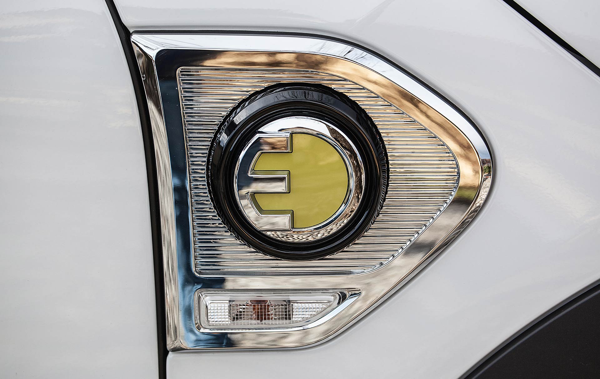 Mini Cooper Countryman SE bianca lettera E badge