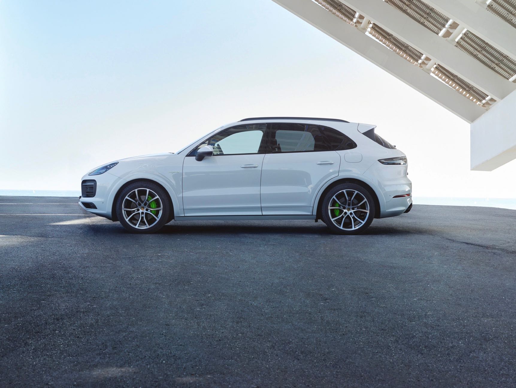 Porsche Cayenne E-Hybrid con pinze freni giallo acido