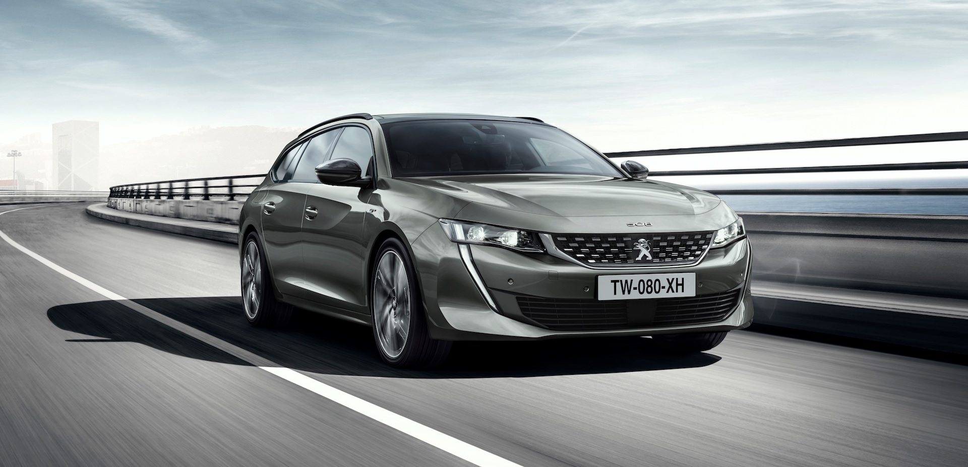 peugeot 508 sw 3/4 laterale anteriore destra in movimento su strada su ponte