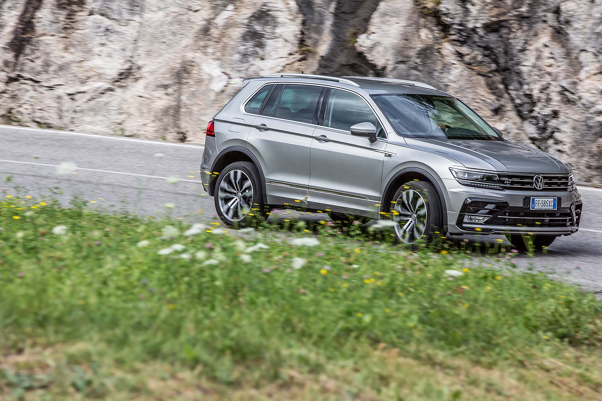 Volkswagen Tiguan 2.0 BiTDI - interno curva