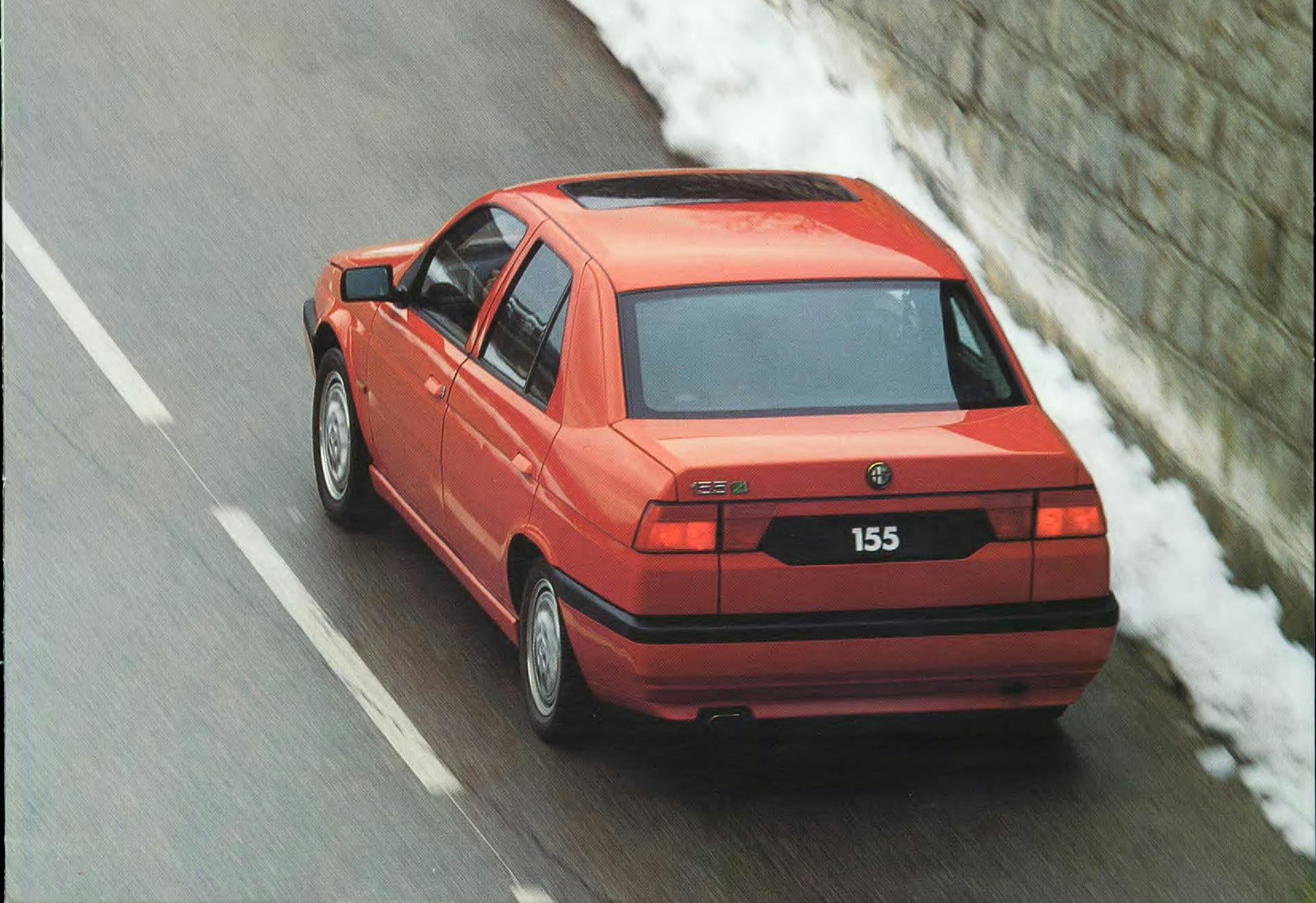 Alfa Romeo 155 Q4 rossa su strada di montagna con neve sui lati