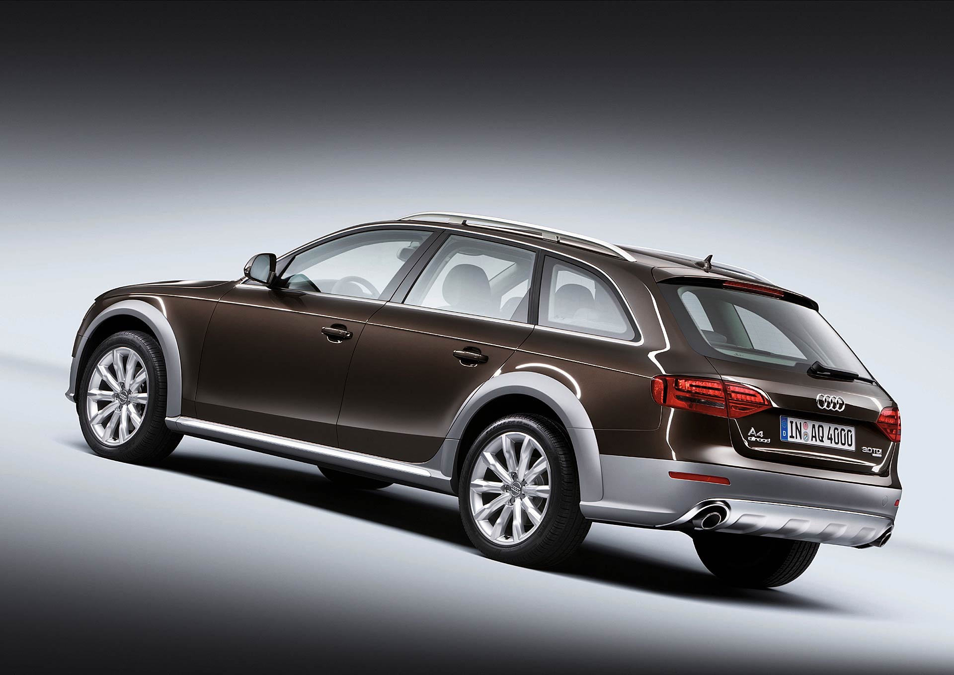 Audi A4 allroad quattro statica marrone nella prima versione del 2009