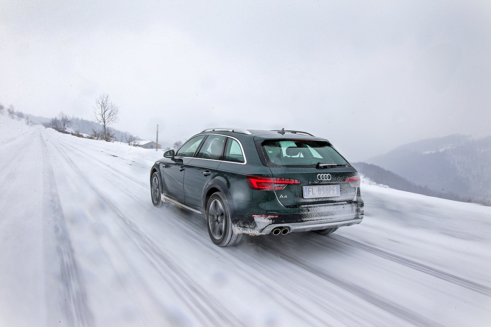 Audi A4 allroad verde viaggia nella neve