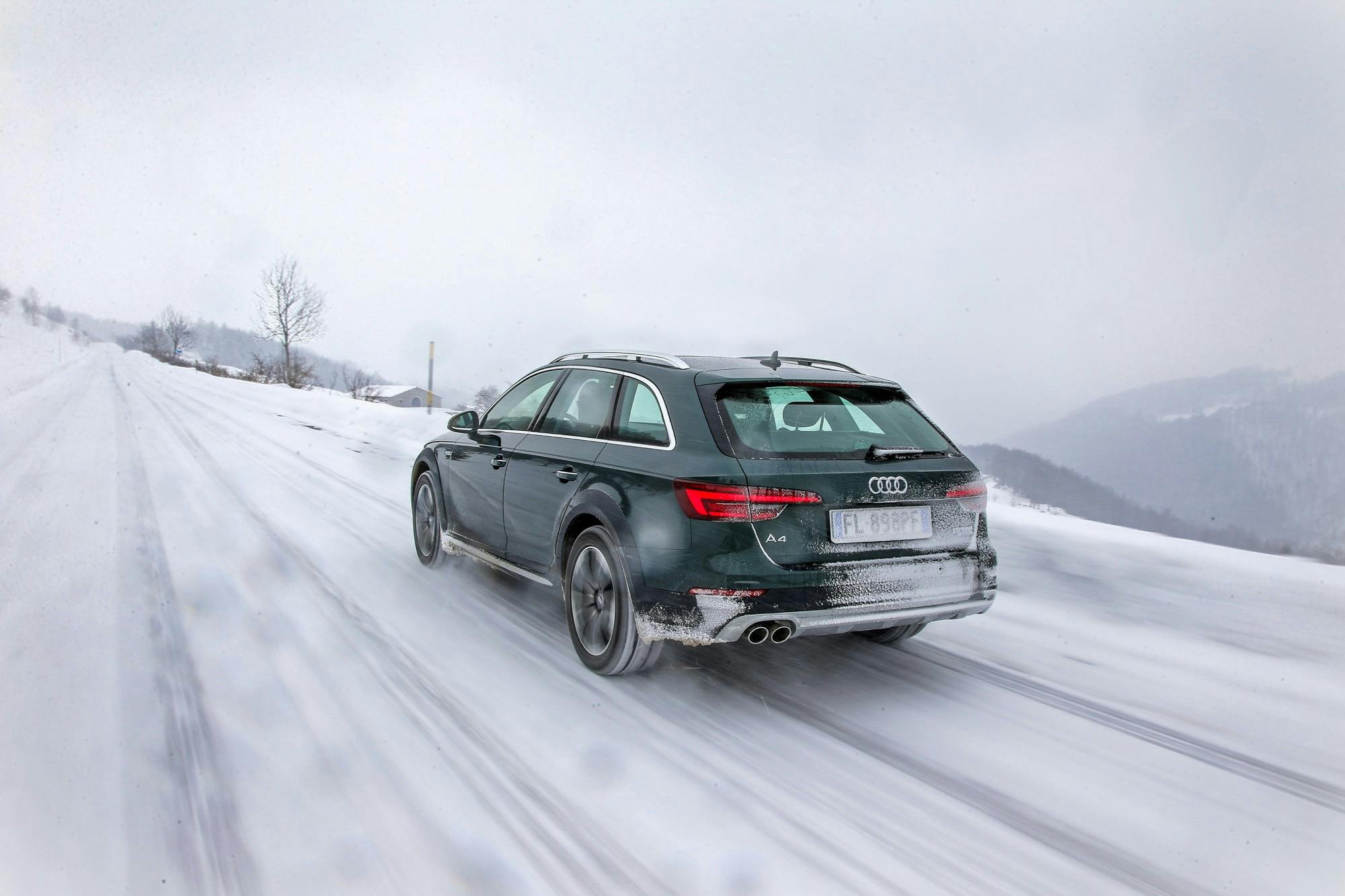 Audi A4 allroad verde viaggia nella neve