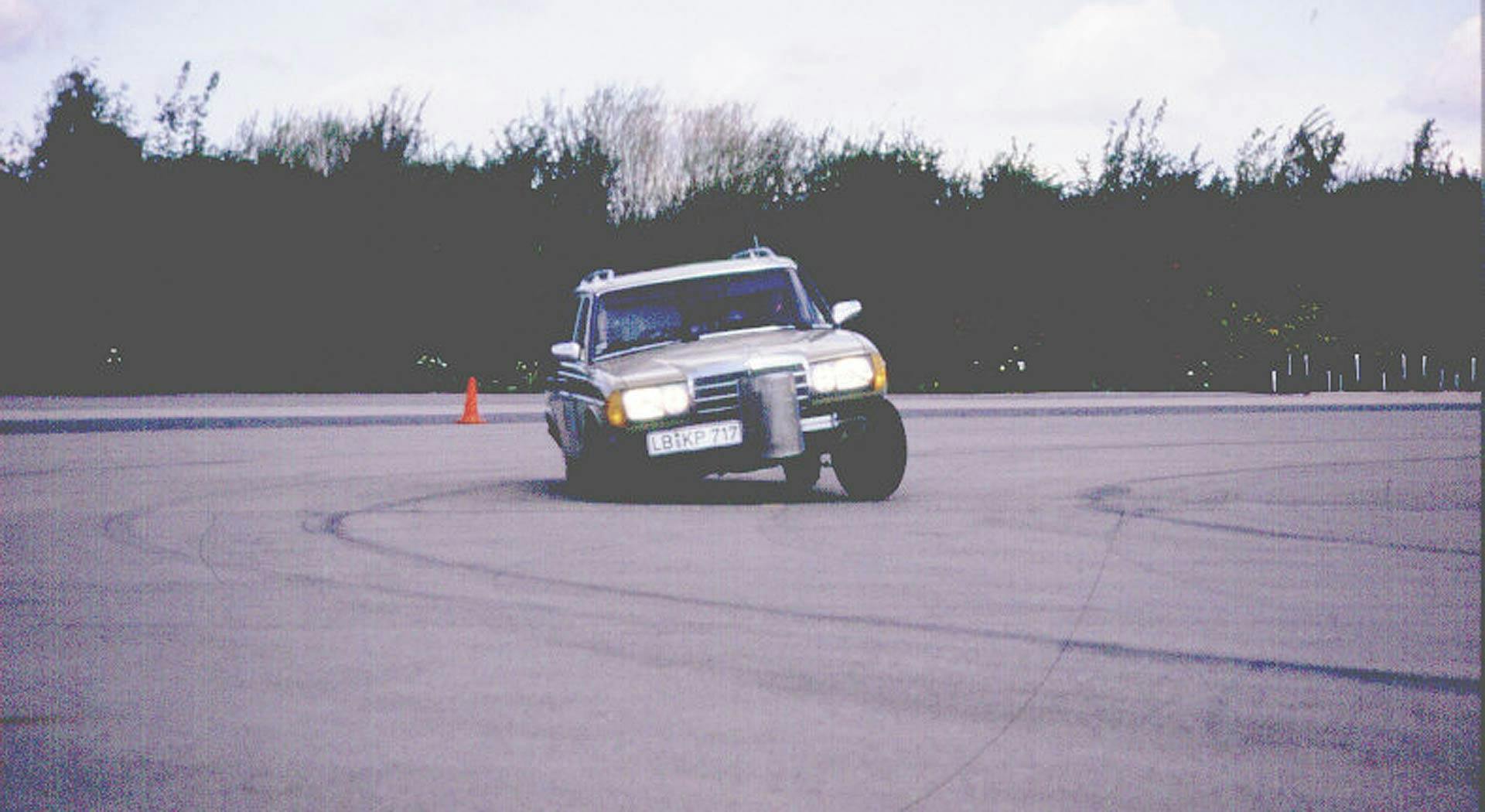 Mercedes 230 TE impegnata in un test per lo sviluppo dell'ESP