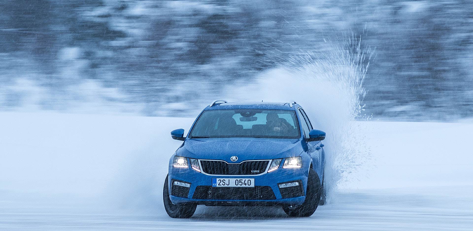 Škoda Octavia RS in derapata con schizzi di neve attorno a Rovaniemi in Lapponia