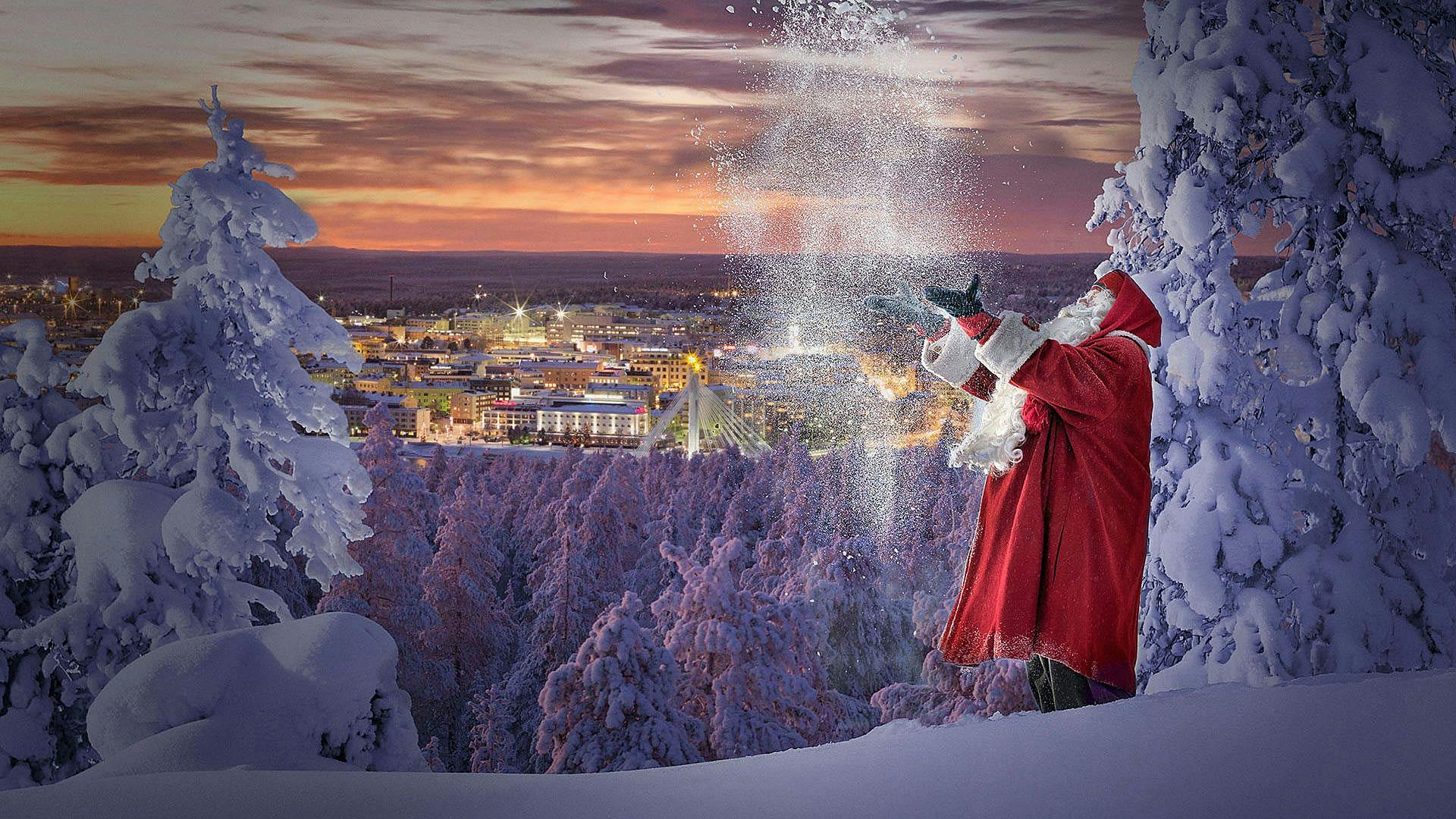 Santa Claus gioca con la neve a Rovaniemi in Lapponia